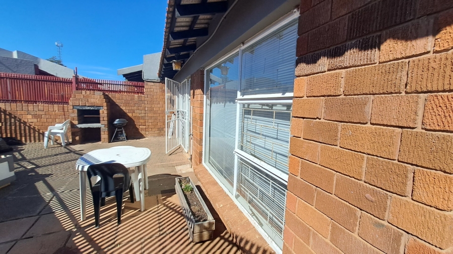 4 Bedroom Property for Sale in Langenhovenpark Free State